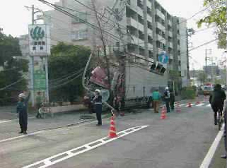 暴走トラック? 暴走トラック?